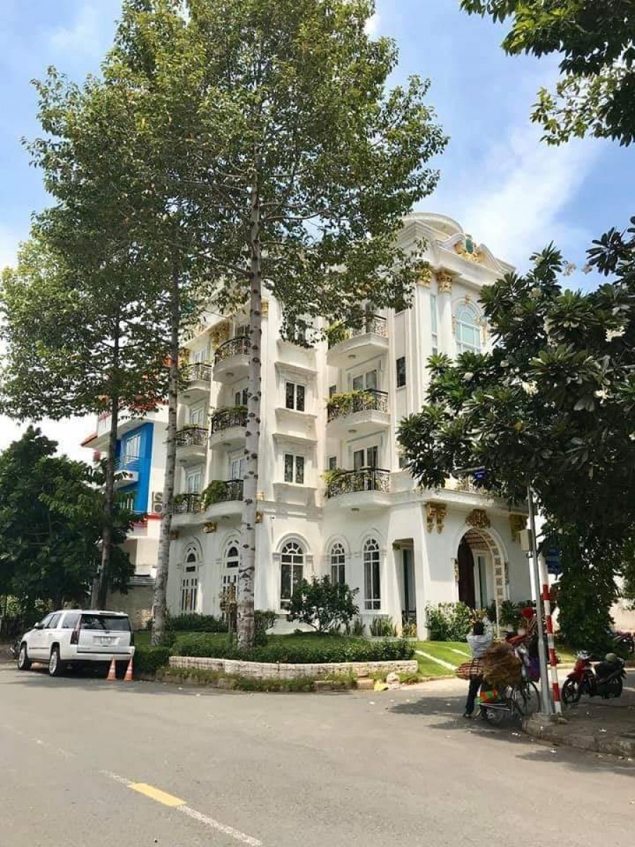 Bán gấp khách sạn 26 phòng, DT: 12x18,5m. giá 75 tỷ. MT đường Phan Khiêm Ích, Q.7. LH: 0917857039