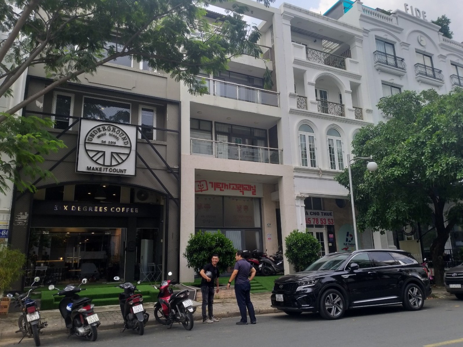 Cho thuê nhà phố Mỹ Toàn mặt tiền đường Phạm Thái Bường, Quận 7, giá chỉ 2.300$/tháng.
